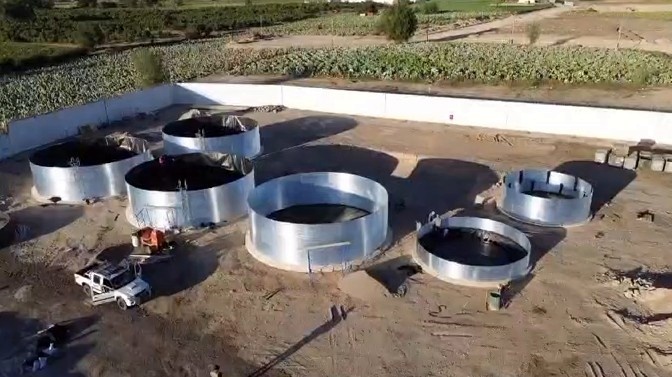 Conjunto de tanques australianos instalados en proyecto agrícola
