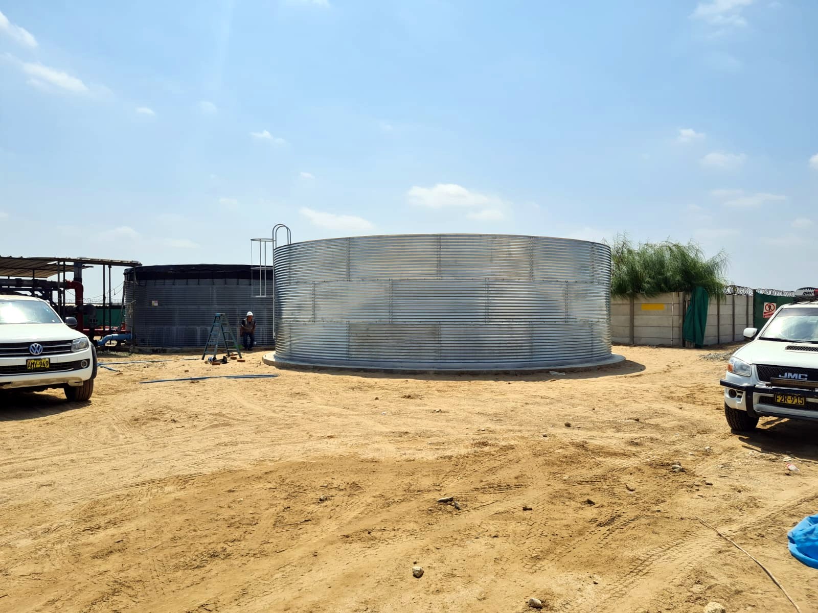 Equipo técnico MUNTEC instalando tanque australiano